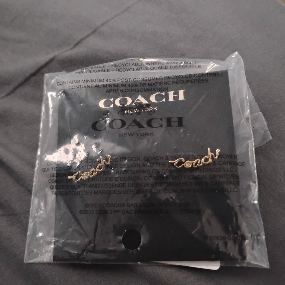 ❤️NWT COACH Gold Tone Logo Pierced Earrings - Picture 6 of 6